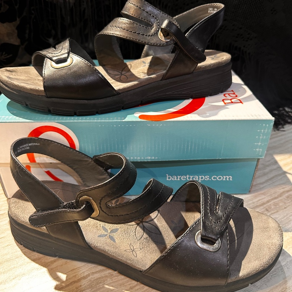 NWB Women’s Baretraps Cindy Sandals 
Memory Foam
 Size 10